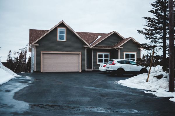 Conception d'un garage en limite de propriété : astuces et règles essentielles