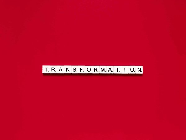 Quels sont les éléments essentiels pour transformer un grenier en studio de musique isolé acoustiquement ?